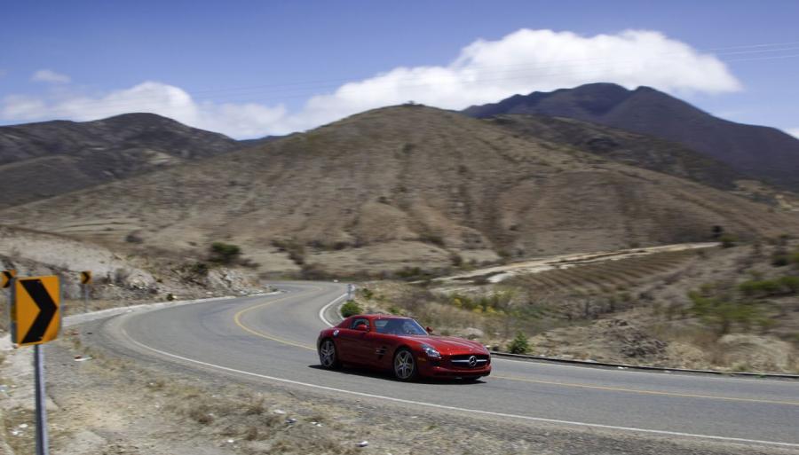  Mercedes-Benz SLS AMG Red 2011 года  (фото 21 из 22)